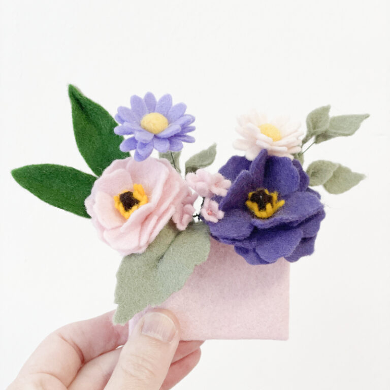 pochetcorsage met viltbloemen