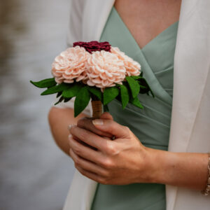 Bruidsboeket met dahlia's (fotografie Elisa Hartog